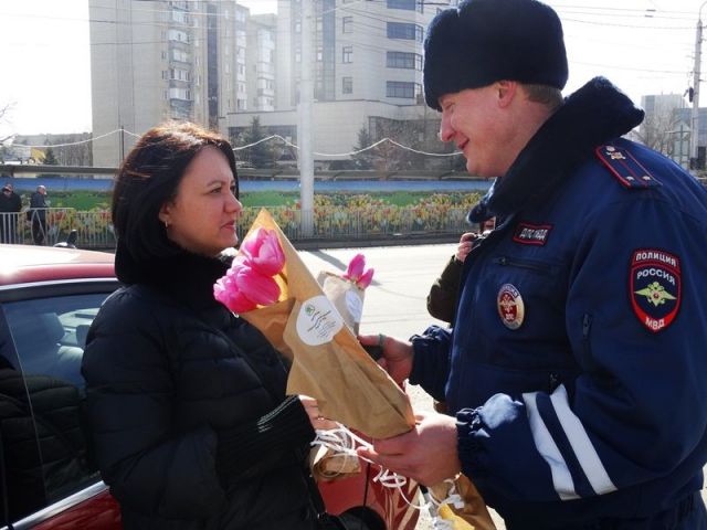 «Цветочные патрули» в канун главного женского дня возглавили главные автоинспекторы Ставрополья «Цветочные патрули» в канун главного женского дня возглавили главные автоинспекторы Ставрополья