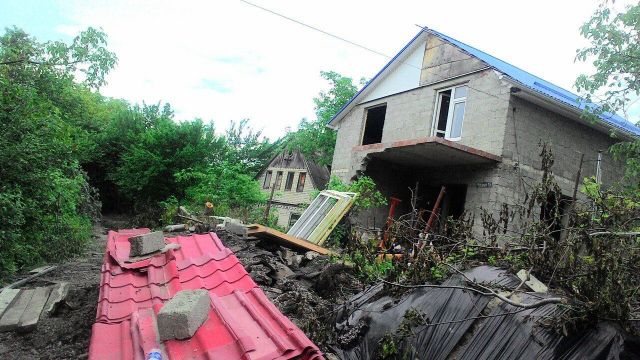 В Ставрополе из-за оползней полностью разрушены два дома, эвакуировано 5 семей В Ставрополе из-за оползней полностью разрушены два дома, эвакуировано 5 семей