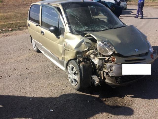 На Ставрополье легковушка врезалась в грузовик, пострадали четыре человека На Ставрополье легковушка врезалась в грузовик, пострадали четыре человека