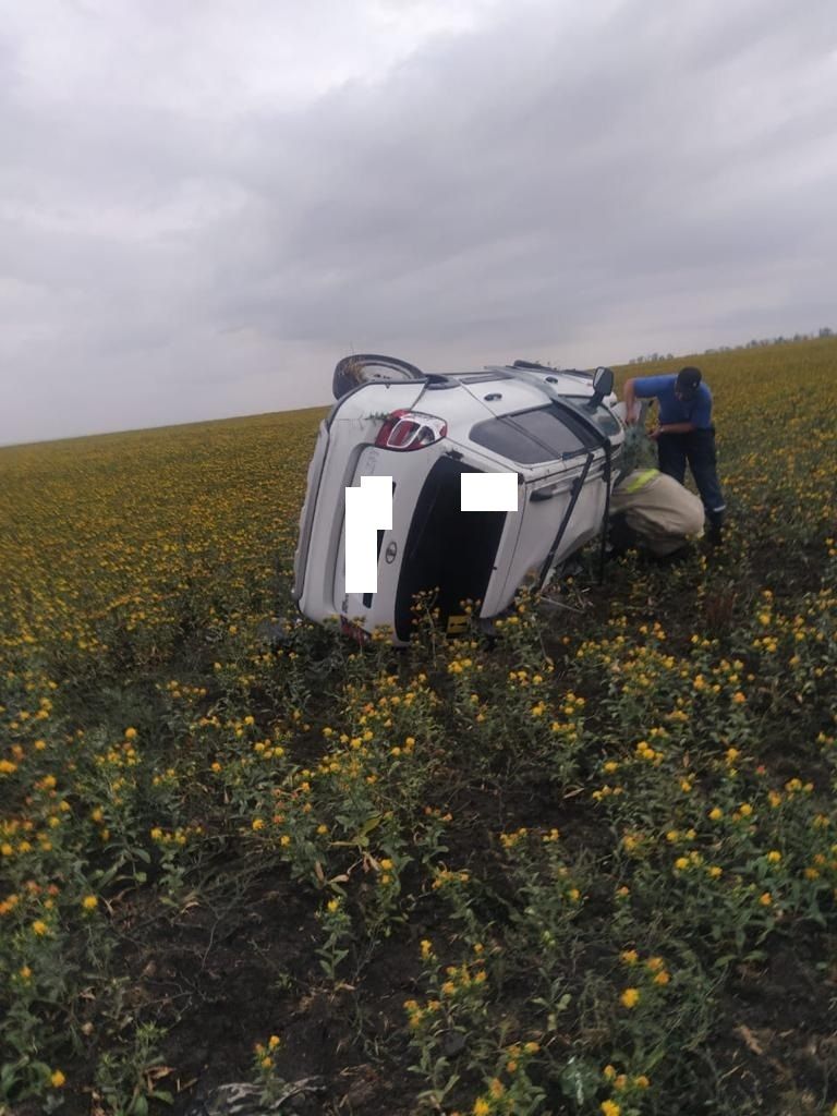 На Ставрополье при опрокидывании автомобиля погиб мужчина и пострадал ребёнок