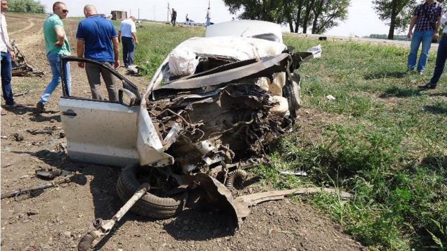 В Ставропольском крае легковушка врезалась в грузовик, есть погибший В Ставропольском крае легковушка врезалась в грузовик, есть погибший