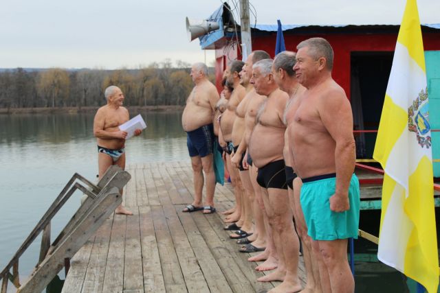 20 ессентукских «моржей» устроили заплыв в городском озере 20 ессентукских «моржей» устроили заплыв в городском озере