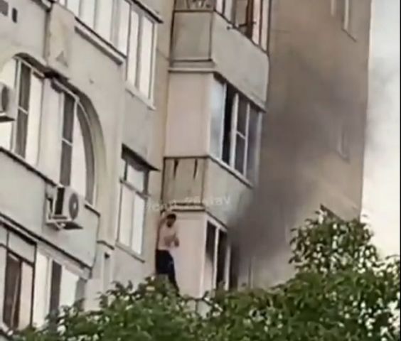 В Ставрополе мужчина поджёг квартиру и вылез на парапет балкона В Ставрополе мужчина поджёг квартиру и вылез на парапет балкона