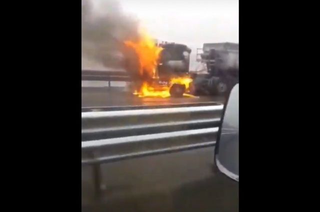 На ставропольской трассе загорелась фура На ставропольской трассе загорелась фура