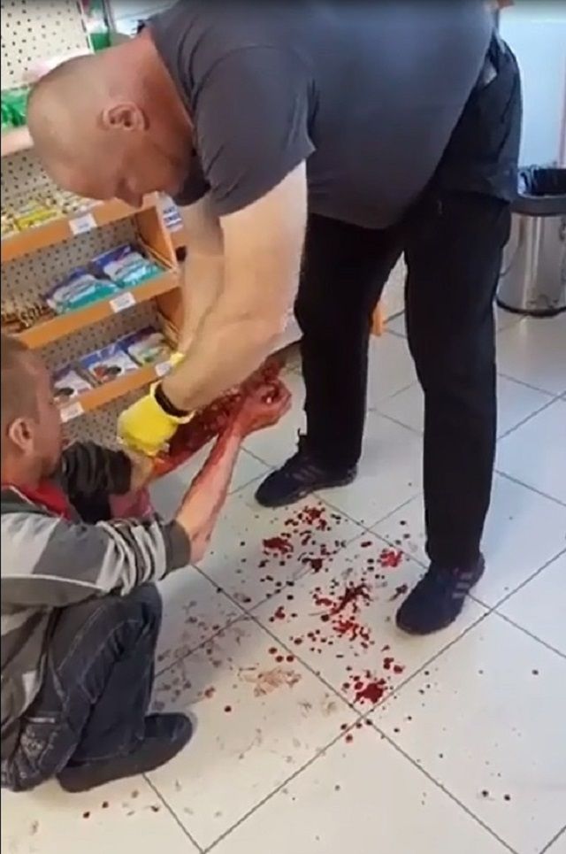 Неадекватный мужчина в крови шокировал сотрудников заправки в Ставрополе