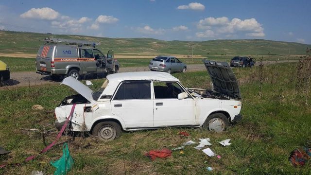 На Ставрополье перевернулся автомобиль, двое пострадавших На Ставрополье перевернулся автомобиль, двое пострадавших