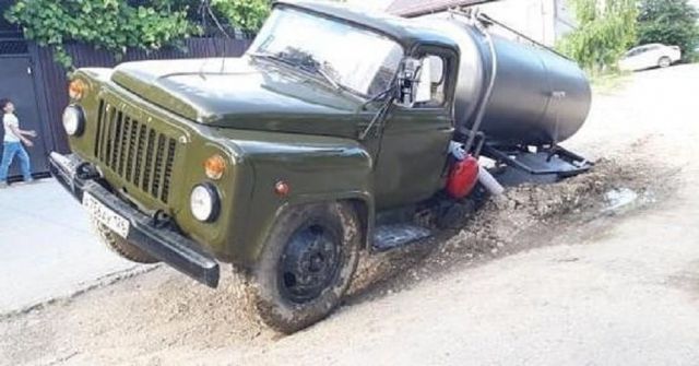 В Пятигорске ассенизаторская машина провалилась в дорожную яму В Пятигорске ассенизаторская машина провалилась в дорожную яму