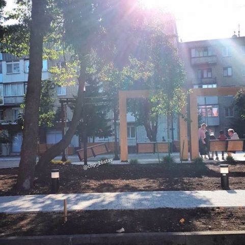 В новом сквере в Ставрополе неизвестные сломали качели В новом сквере в Ставрополе неизвестные сломали качели