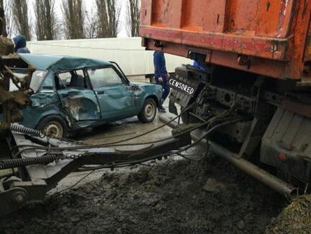 В Ставрополе грузовик снёс столб и легковушку В Ставрополе грузовик снёс столб и легковушку