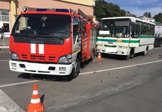 На Ставрополье пассажирский автобус столкнулся с пожарной машиной На Ставрополье пассажирский автобус столкнулся с пожарной машиной