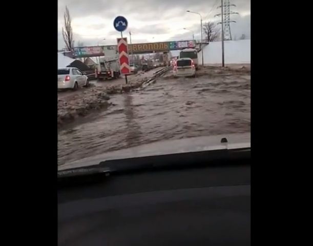 На проспекте Кулакова в Ставрополе затопило дорогу На проспекте Кулакова в Ставрополе затопило дорогу