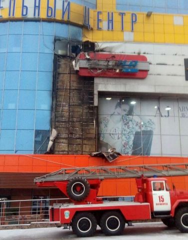В Пятигорске загорелся фасад торгового центра В Пятигорске загорелся фасад торгового центра