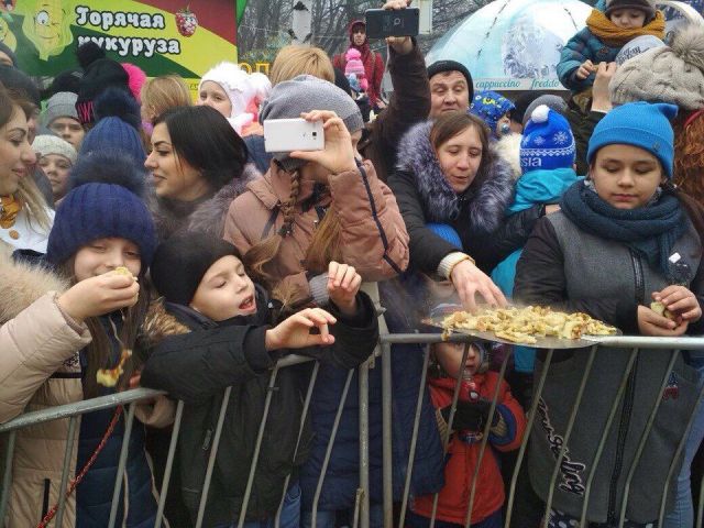 Блины с лопат традиционно раздавали в Ставрополе в последний день Масленицы Блины с лопат традиционно раздавали в Ставрополе в последний день Масленицы