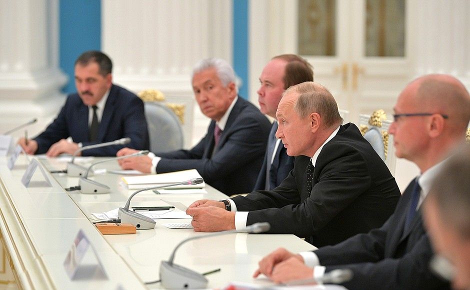 Путин призвал губернаторов создать социальные лифты с использованием механизмов конкурса «Лидеры России» Путин призвал губернаторов создать социальные лифты с использованием механизмов конкурса «Лидеры России»