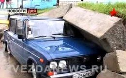 Железобетонный забор рухнул на три машины Железобетонный забор рухнул на три машины