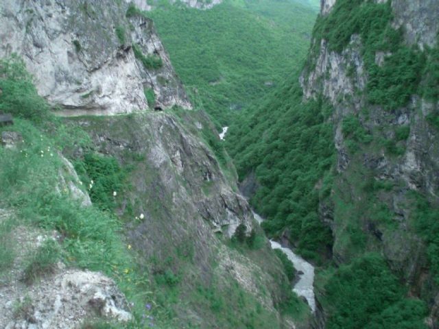 В окрестностях Кисловодска мужчина упал со скалы В окрестностях Кисловодска мужчина упал со скалы