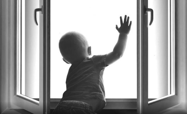 В Михайловске 3-летний мальчик выпал из окна квартиры В Михайловске 3-летний мальчик выпал из окна квартиры