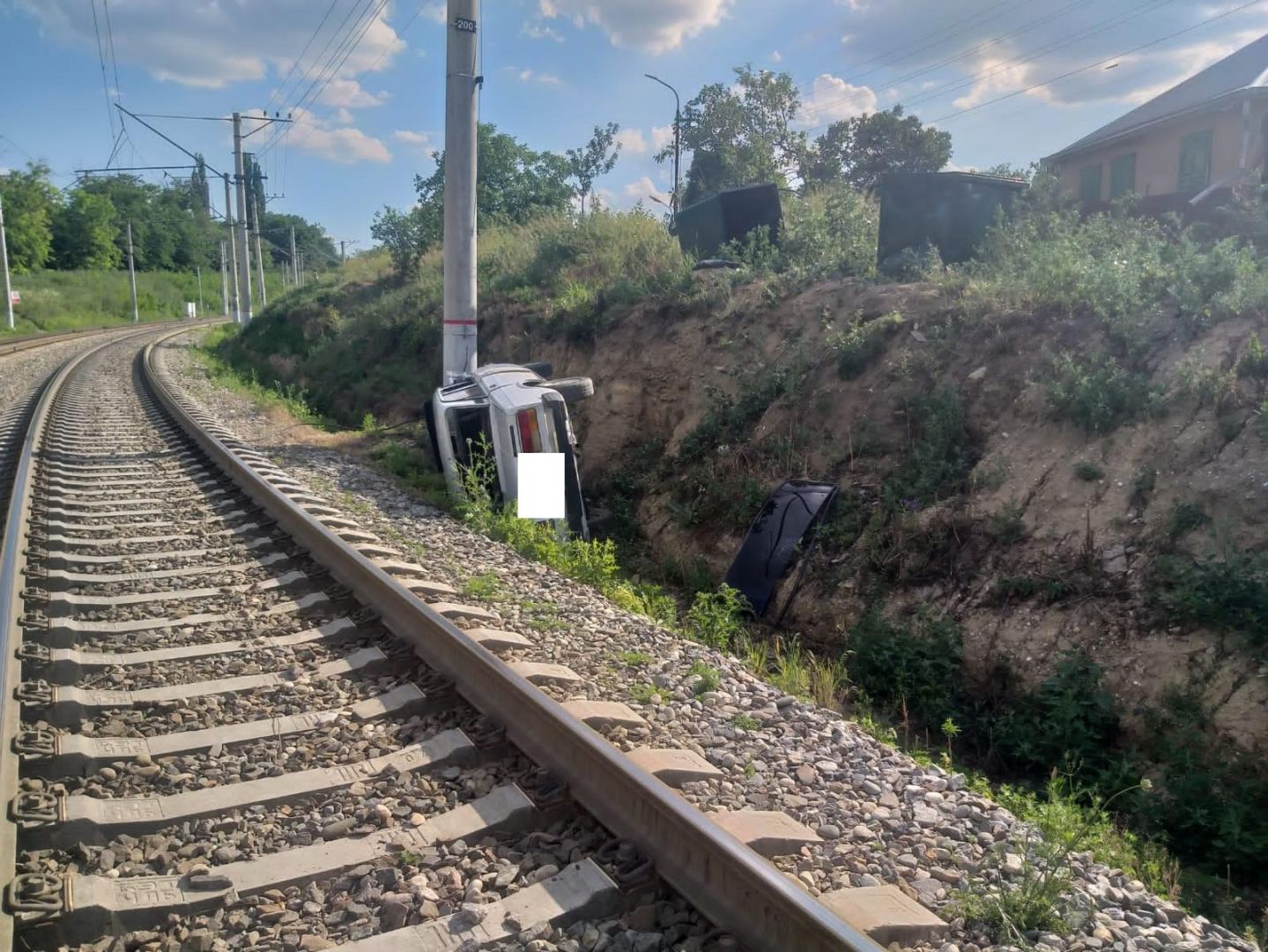 На Ставрополье нетрезвый пожилой водитель едва не попал под поезд
