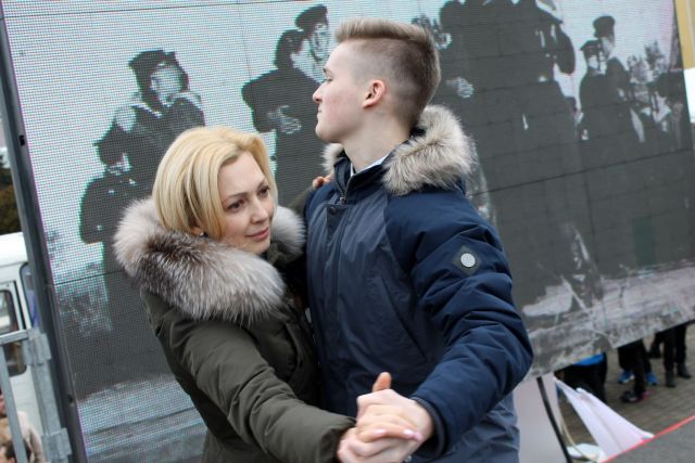 На патриотическом митинге в Ставрополе станцевали «Случайный вальс» На патриотическом митинге в Ставрополе станцевали «Случайный вальс»