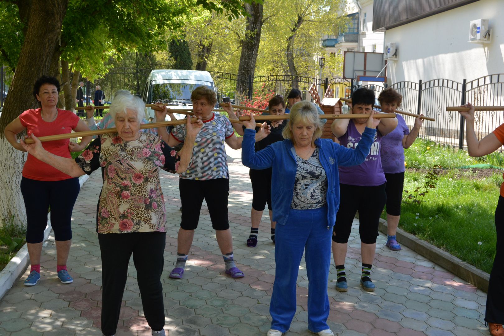 Невинномысские пенсионеры занимаются фитнесом на открытом воздухе Невинномысские пенсионеры занимаются фитнесом на открытом воздухе