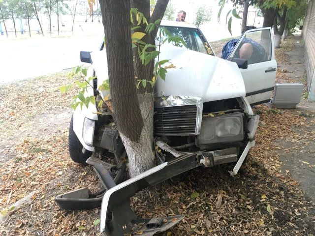 В Будённовске молодой человек угнал незапертый автомобиль и попал на нем в ДТП В Будённовске молодой человек угнал незапертый автомобиль и попал на нем в ДТП
