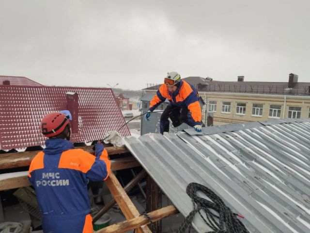 Собственникам пострадавших от урагана домов будет выплачено по 10 тысяч рублей Собственникам пострадавших от урагана домов будет выплачено по 10 тысяч рублей
