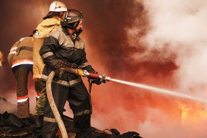 Пожар в Кисловодске уничтожил цех, пиролизную установку и микроавтобус Пожар в Кисловодске уничтожил цех, пиролизную установку и микроавтобус