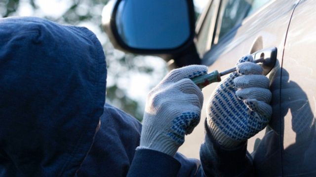 В Георгиевске двое мужчин угнали автомобиль В Георгиевске двое мужчин угнали автомобиль