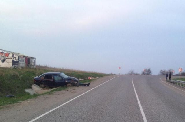 На Ставрополье легковушка перевернулась и врезалась в дерево, есть пострадавшие На Ставрополье легковушка перевернулась и врезалась в дерево, есть пострадавшие