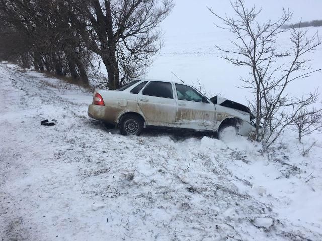 На Ставрополье водитель врезался в дерево, пострадали 4 человека На Ставрополье водитель врезался в дерево, пострадали 4 человека