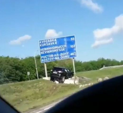 Под Минеральными водами иномарка врезалась в дорожный указатель Под Минеральными водами иномарка врезалась в дорожный указатель