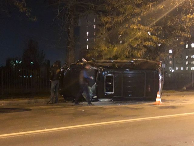В Ставрополе ночью перевернулся внедорожник В Ставрополе ночью перевернулся внедорожник