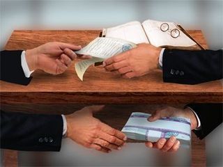 Очередного чиновника судят за взятки Очередного чиновника судят за взятки