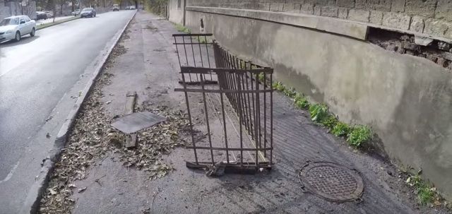 В Ставрополе проржавевший металлический балкон упал на тротуар В Ставрополе проржавевший металлический балкон упал на тротуар