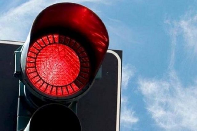 В Ставрополе камера зафиксировала, как сразу три водителя проехали перекрёсток на красный В Ставрополе камера зафиксировала, как сразу три водителя проехали перекрёсток на красный