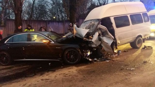 В Ставрополе столкнулись «Мерседес» и маршрутка, пострадали 9 человек В Ставрополе столкнулись «Мерседес» и маршрутка, пострадали 9 человек