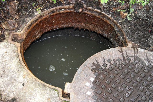 В центре Ставрополя произошла утечка воды из колодца В центре Ставрополя произошла утечка воды из колодца