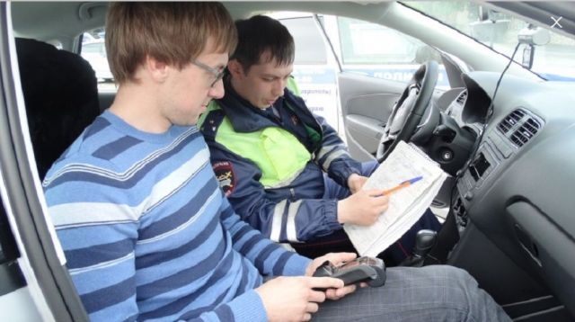 На Ставрополье впервые в России автомобили ДПС оборудовали банковскими терминалами На Ставрополье впервые в России автомобили ДПС оборудовали банковскими терминалами