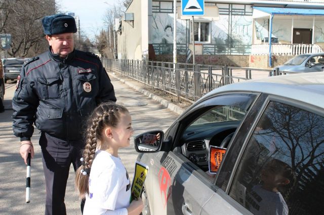 На КМВ школьники вышли на дороги вместе с полицейскими На КМВ школьники вышли на дороги вместе с полицейскими