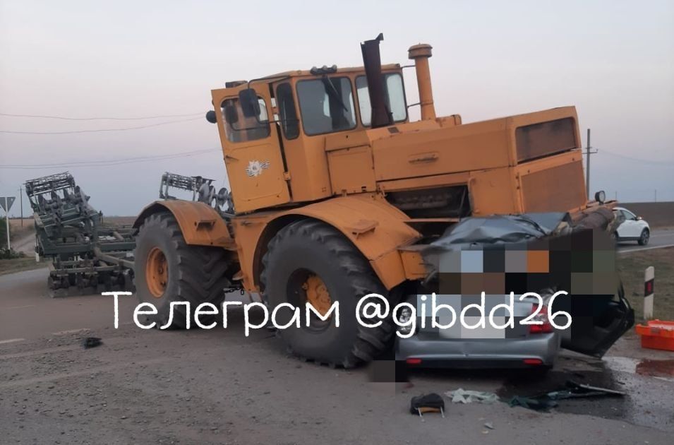 В Курском округе Ставрополья в результате столкновения трактора и легкового автомобиля погибли три человека