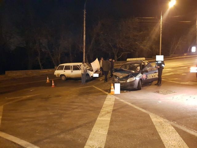 Два человека пострадали в аварии легковушек в Ставрополе Два человека пострадали в аварии легковушек в Ставрополе