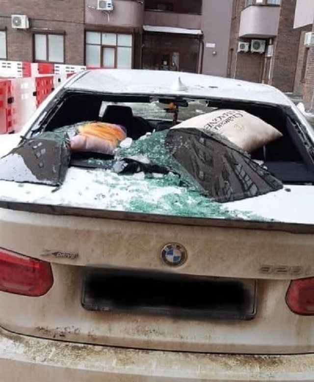 В Ставрополе глыба льда разбила автомобиль женщины с грудным ребёнком В Ставрополе глыба льда разбила автомобиль женщины с грудным ребёнком