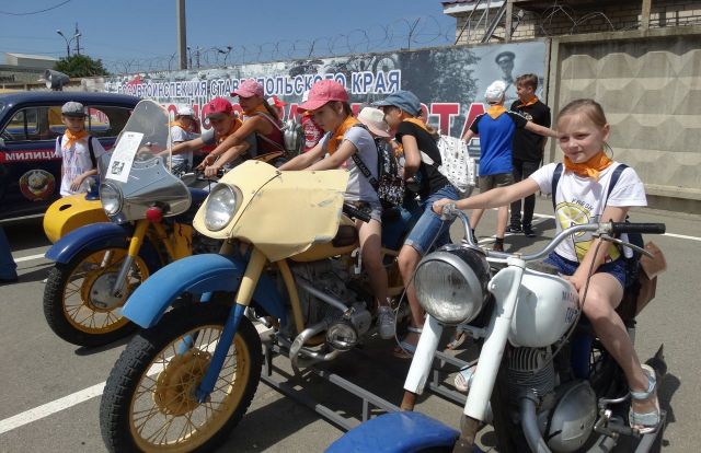 В Ставрополе дети из летнего лагеря посетили музей ГАИ В Ставрополе дети из летнего лагеря посетили музей ГАИ