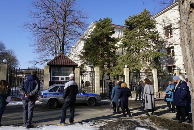 В Ставрополе из-за анонимных тревожных звонков эвакуировали здание суда В Ставрополе из-за анонимных тревожных звонков эвакуировали здание суда