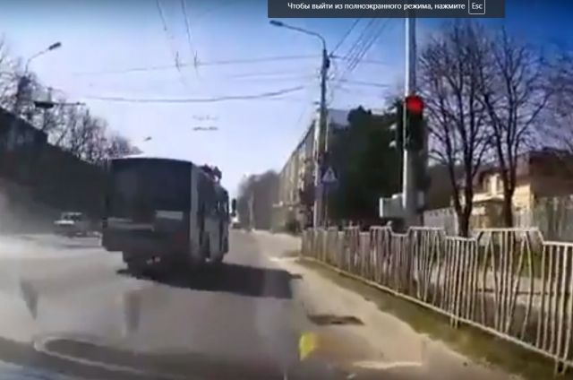 Водитель автобуса, проехавший на «красный» в Ставрополе, попал на видео Водитель автобуса, проехавший на «красный» в Ставрополе, попал на видео