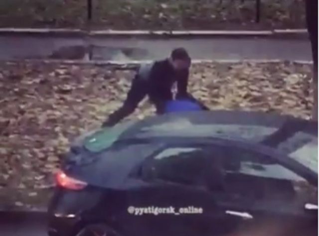 Драка двух водителей попала на видео в Пятигорске Драка двух водителей попала на видео в Пятигорске