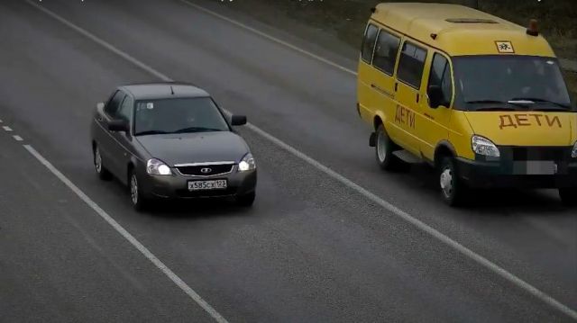 На Ставрополье зафиксировано опасное нарушение ПДД водителем школьного автобуса На Ставрополье зафиксировано опасное нарушение ПДД водителем школьного автобуса