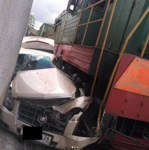 В Пятигорске под тепловоз попал дорогой автомобиль В Пятигорске под тепловоз попал дорогой автомобиль