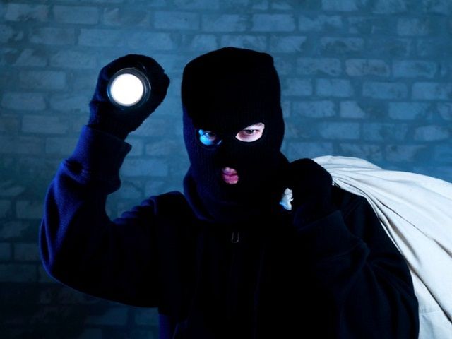 На Ставрополье мужчина обокрал соседскую квартиру На Ставрополье мужчина обокрал соседскую квартиру