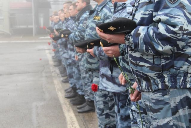 В Ставрополе сотрудники Росгвардии воздали почести погибшим коллегам В Ставрополе сотрудники Росгвардии воздали почести погибшим коллегам